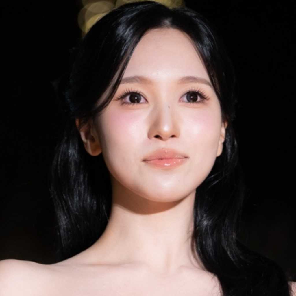 TWICE ミナ、華やかな登場に騒然！「FENDI」イルミネーション点灯式で来年の抱負明かす（フル動画）