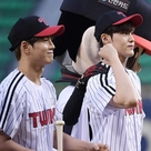 【PHOTO】元MYTEEN ソン・ユビン＆キム・グクホン、始球式に登場…男らしい魅力