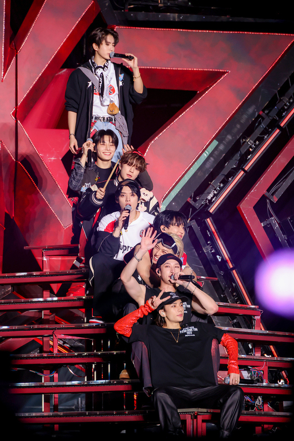 Stray Kids、初の東京ドーム公演で感激…サプライズに涙も「愛の意味を知ることができた」 - Kstyle