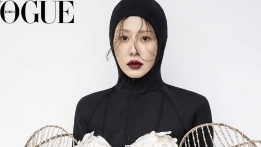 コ・ヒョンジョン、独創的なグラビアを公開…54歳とは思えぬビジュアルが話題