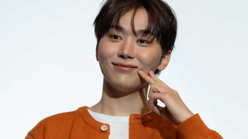 【REPORT】SEVENTEEN スングァン、みかん色のカーディガンでお茶目に登場!会場のファンと交わした約束は?「もし街で会ったら…」