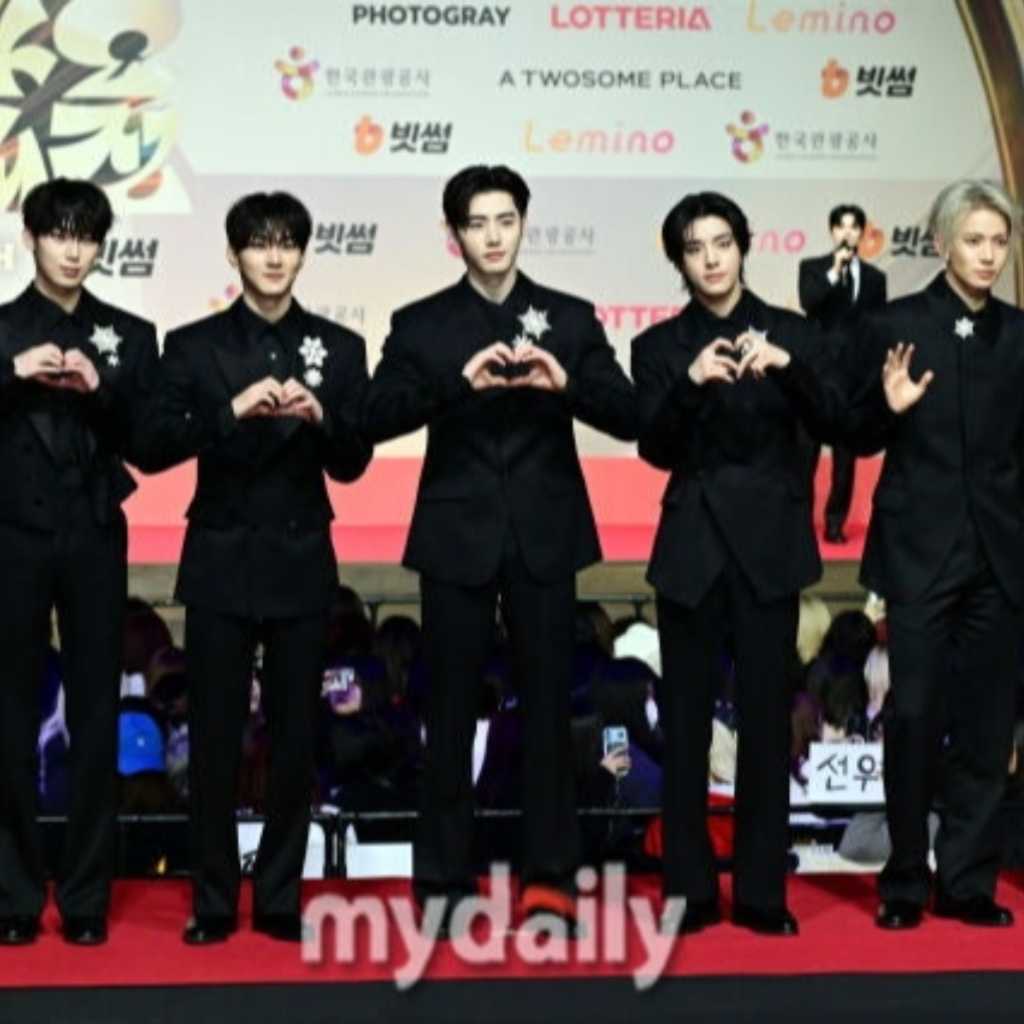 【PHOTO】ENHYPEN「2025 SBS歌謡大典」レッドカーペットに登場