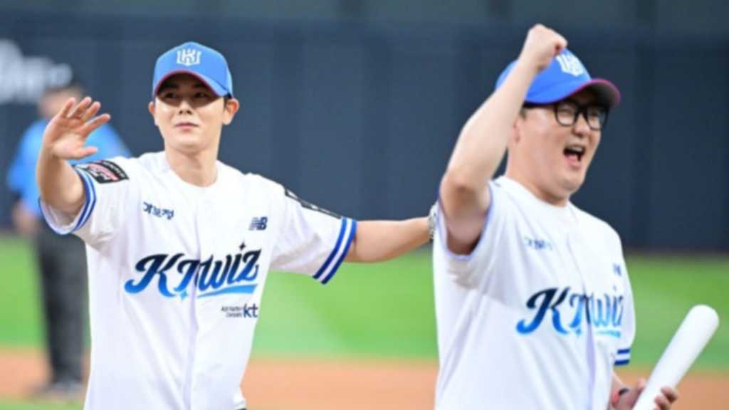 【PHOTO】キム・ドンジュン＆キム・ミンホ、始球・始打式に登場…明るい笑顔