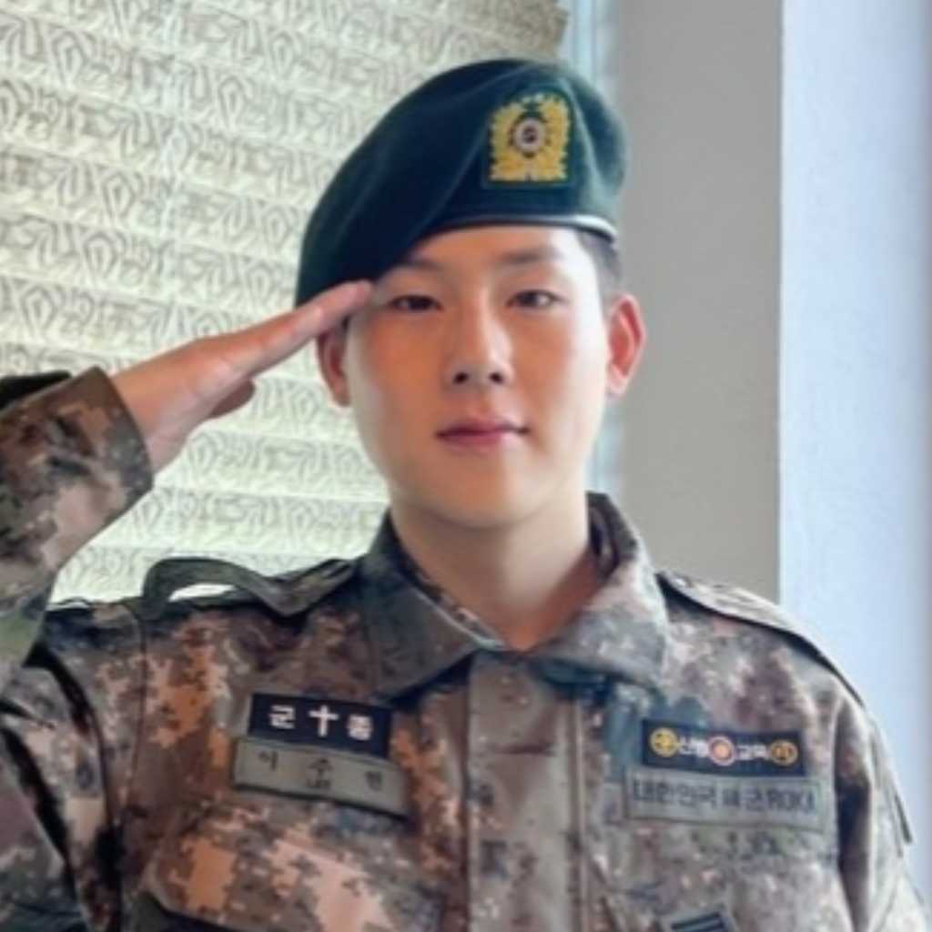 MONSTA X ジュホン、現場で拉致！？軍服姿でファンへ除隊を報告「一緒に前に進もう」