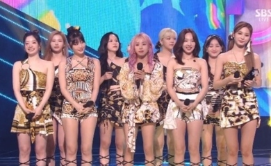 Twice 人気歌謡 で1位を獲得 トロフィーを抱きしめファン スタッフに感謝 Kstyle