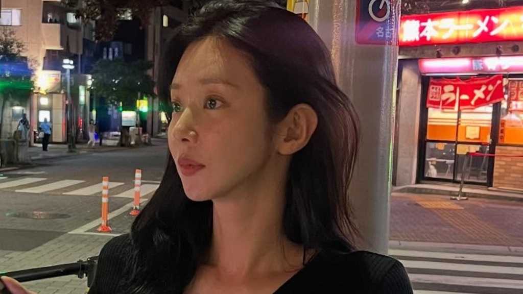 イ・ジュビン、日本の夜の街に！スリムなスタイルに視線集中