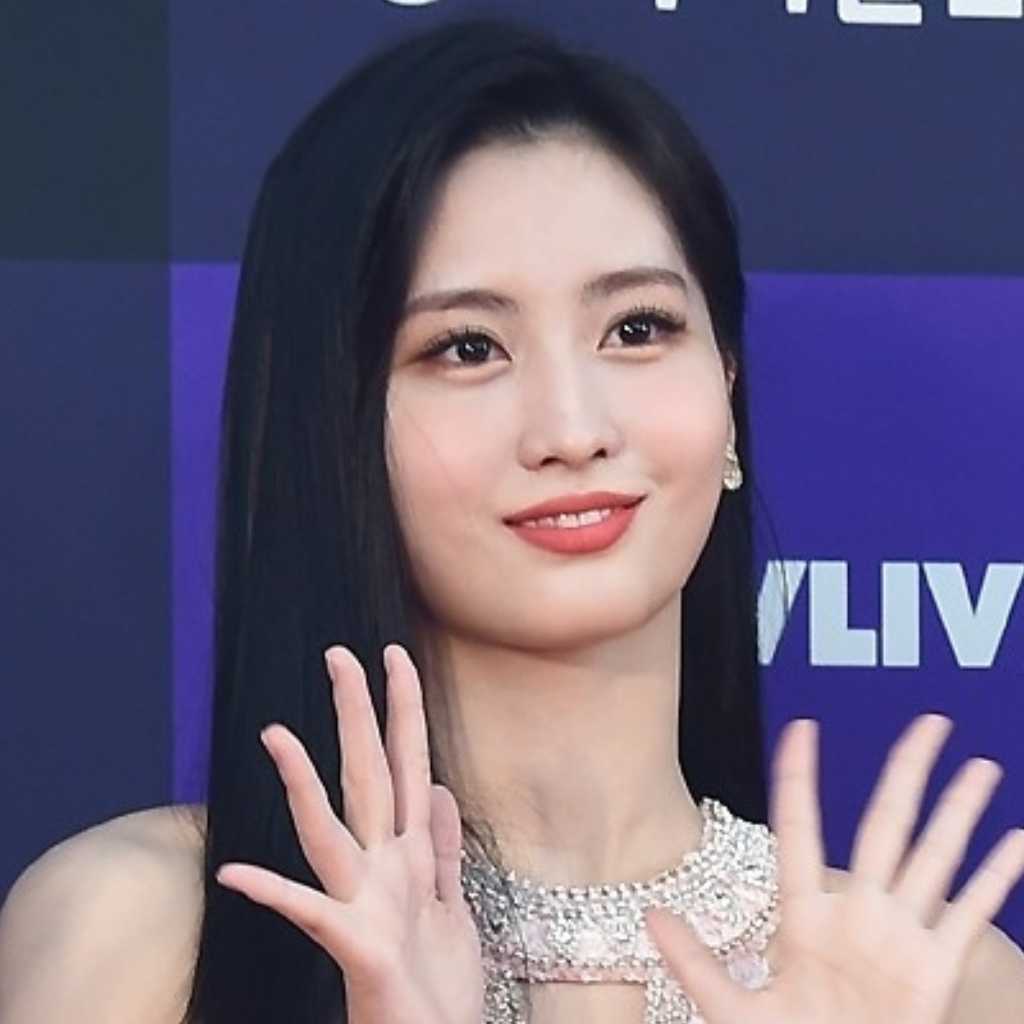 TWICE モモ、背中を大胆に露出！セクシーな衣装に釘付け…チェヨンとの2ショットも