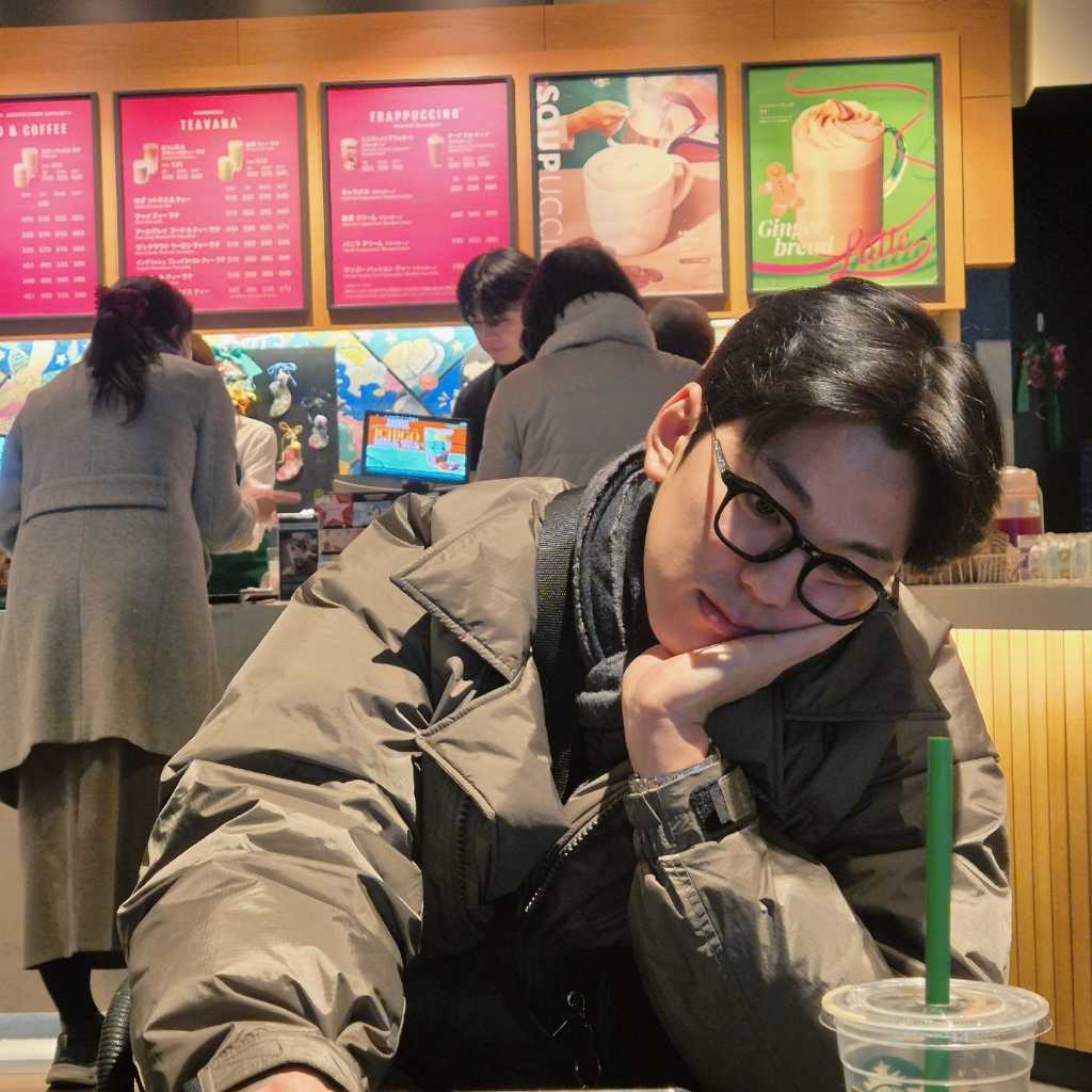 キム・ミンギュ、日本のスタバでくつろぐ姿も…近況ショットを続々公開