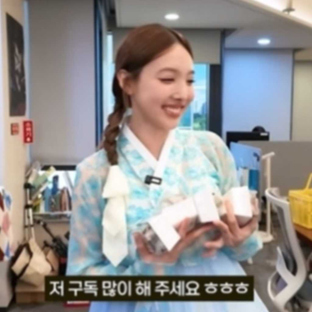 TWICE ナヨン、個人YouTubeチャンネルを開設!PRのため韓服姿でJYP社屋へ(動画あり)
