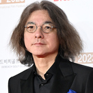 【PHOTO】岩井俊二監督「第28回釜山国際映画祭」開幕式のレッドカーペットに登場