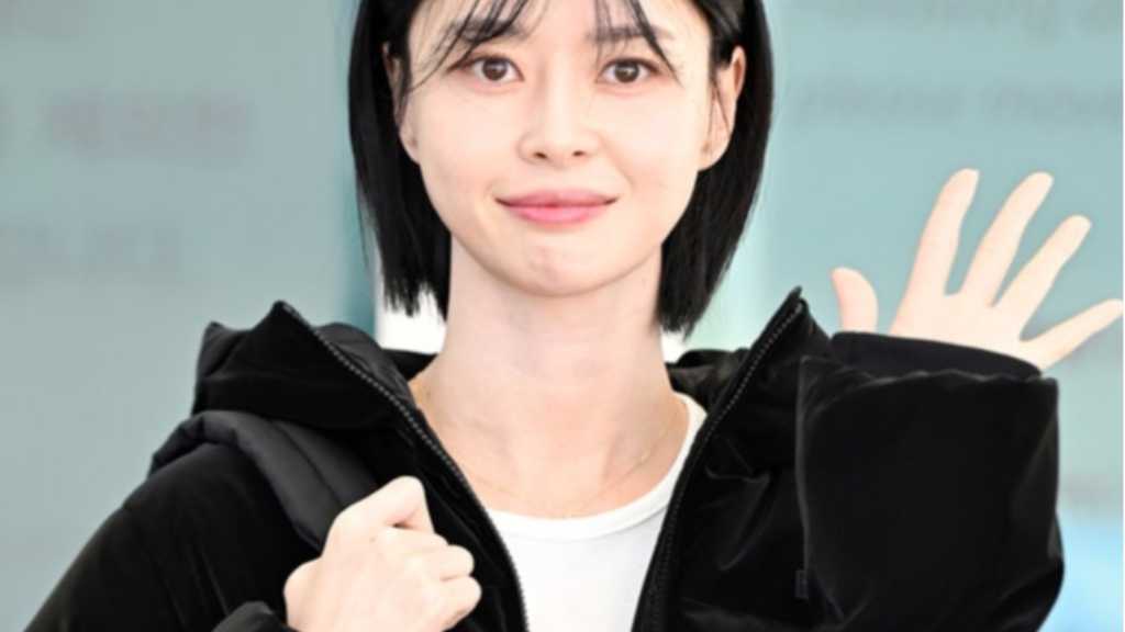 【PHOTO】クォン・ナラ、海外スケジュールのため出国…爽やかな魅力