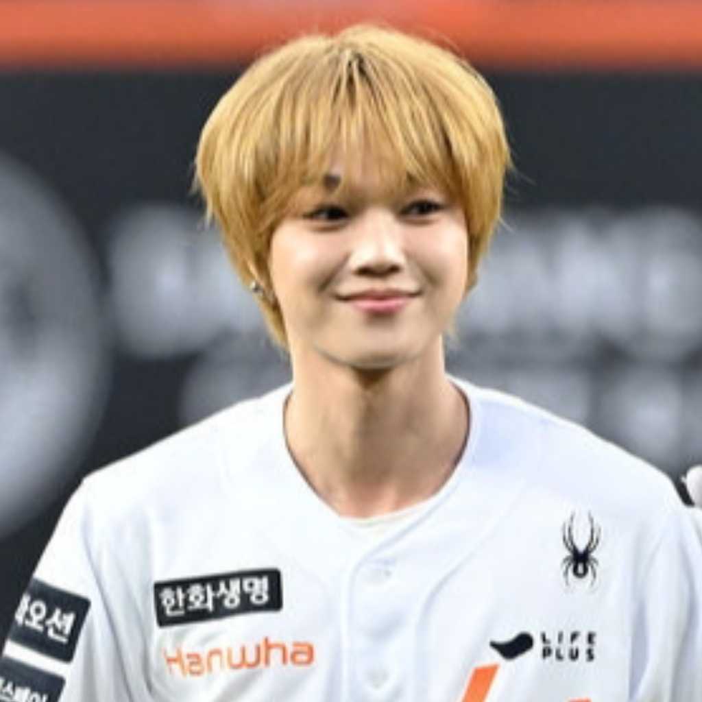 【PHOTO】YOUNITE ウンホ＆シオン、始球・始打式に登場…爽やかなユニフォーム姿