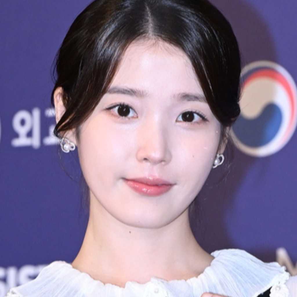 【PHOTO】IU「第7回 NEWSIS K-EXPO」レッドカーペットに登場