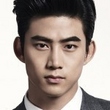 2PM テギョン、完璧なスーツの着こなしで今年の秋冬をリードするメンズスタイルを提案