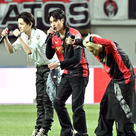 【PHOTO】TREASURE チェ・ヒョンソク＆ヨシ＆ハルト、サッカーの試合で祝賀公演を披露
