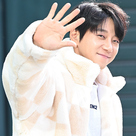 【PHOTO】ファン・チヨル「2時脱出Cultwo Show」出演のため放送局へ…爽やかな笑顔で挨拶