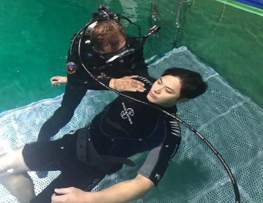 水の中でもイケメン チン グ 新ドラマのため 潜水訓練中 Kstyle