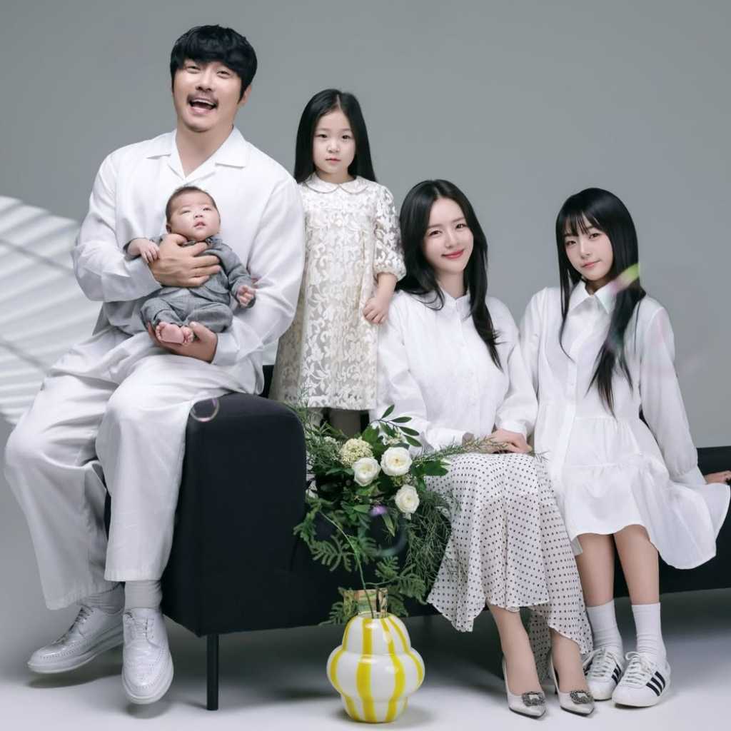 KCM、家族写真を初公開！美人妻と子どもたちのビジュアルが話題に「ここまで来るのに15年かかった」