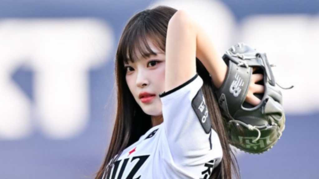 【PHOTO】チェ・ヒジン、始球式に登場…美しい投球フォーム