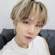 BTS(防弾少年団)のSUGA、セルフショットで近況公開…カリスマ溢れる表情