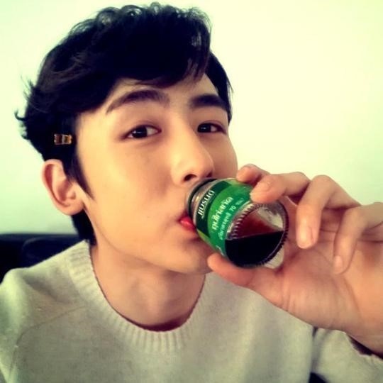 2pm ニックン ドリンクを飲むだけでcmのよう 整った顔立ちが際立つセルフショット公開 Kstyle