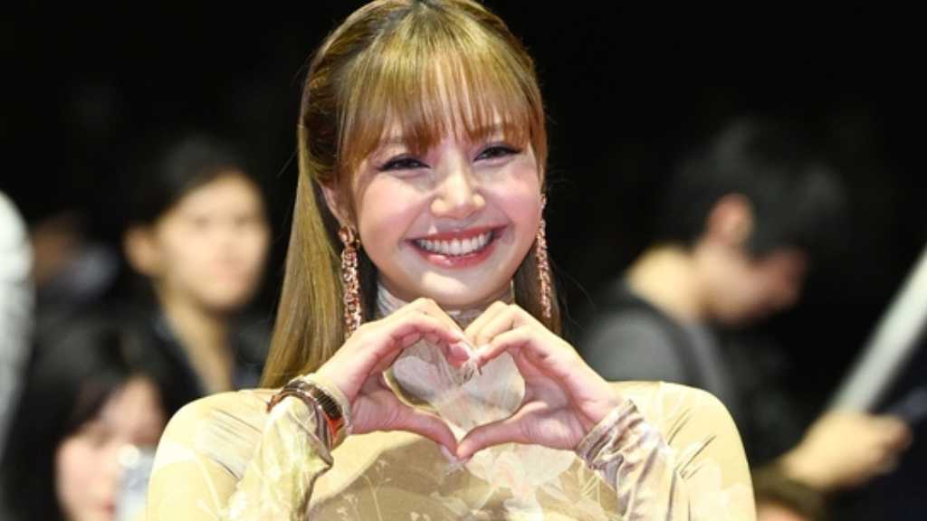 【PHOTO】BLACKPINK リサ「釜山国際映画祭」開幕式のレッドカーペットに登場（動画あり）