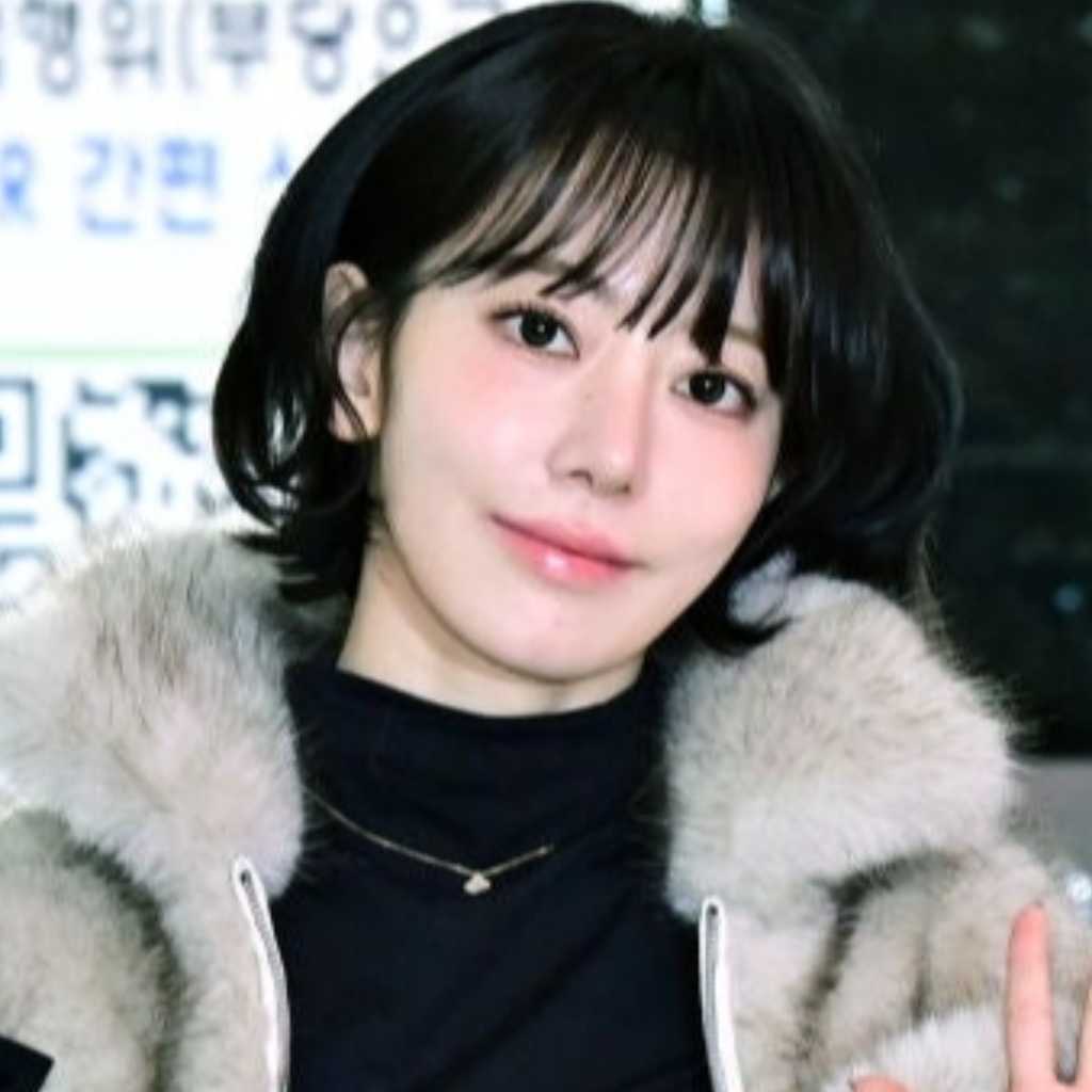 LE SSERAFIM 宮脇咲良、初のパリ公演を欠席「高熱を伴う体調不良…休息が必要」