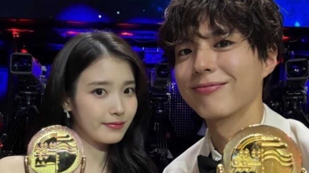 IU＆パク・ボゴム、授賞式で記念ショット！揃って人気スター賞を受賞…「おつかれさま」俳優たちが再会