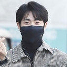 【PHOTO】チョ・ビョンギュ、ラジオ番組の収録を終えて帰宅…笑顔で指ハート（動画あり）