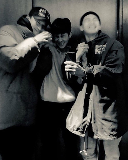 パク ソジュン 親友チェ ウシク Peakboyと手繋ぎ3ショットを公開 エネルギーをもらいました Kstyle
