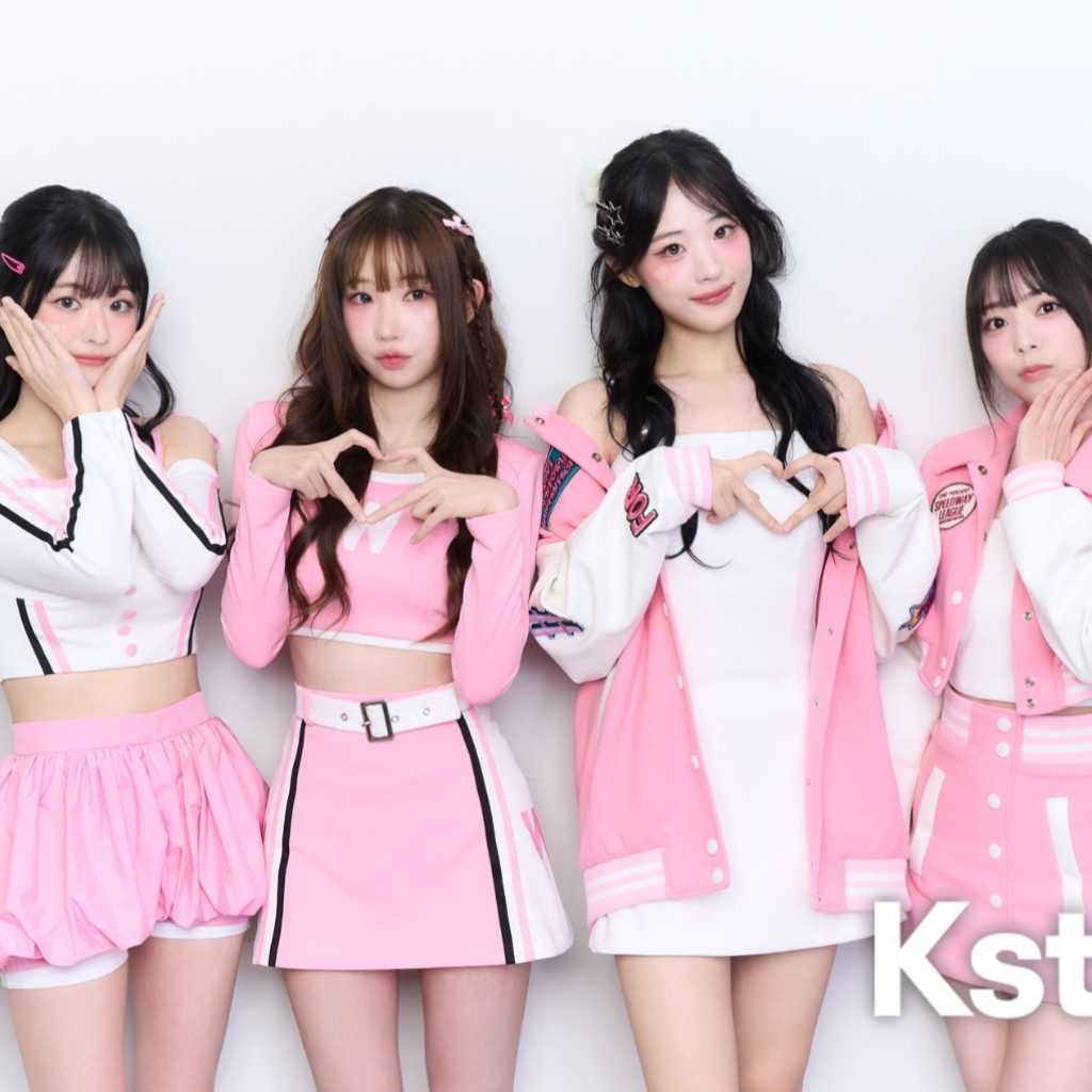 QWER、ピンクの衣装でキュートなポーズ！「Kstyle PARTY」ビハインド写真を大公開
