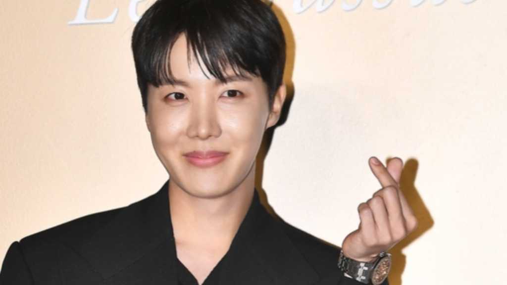 BTSのJ-HOPE、除隊から約8ヶ月…所属していた軍部隊をサプライズ訪問！戦友たちとの再会が話題に