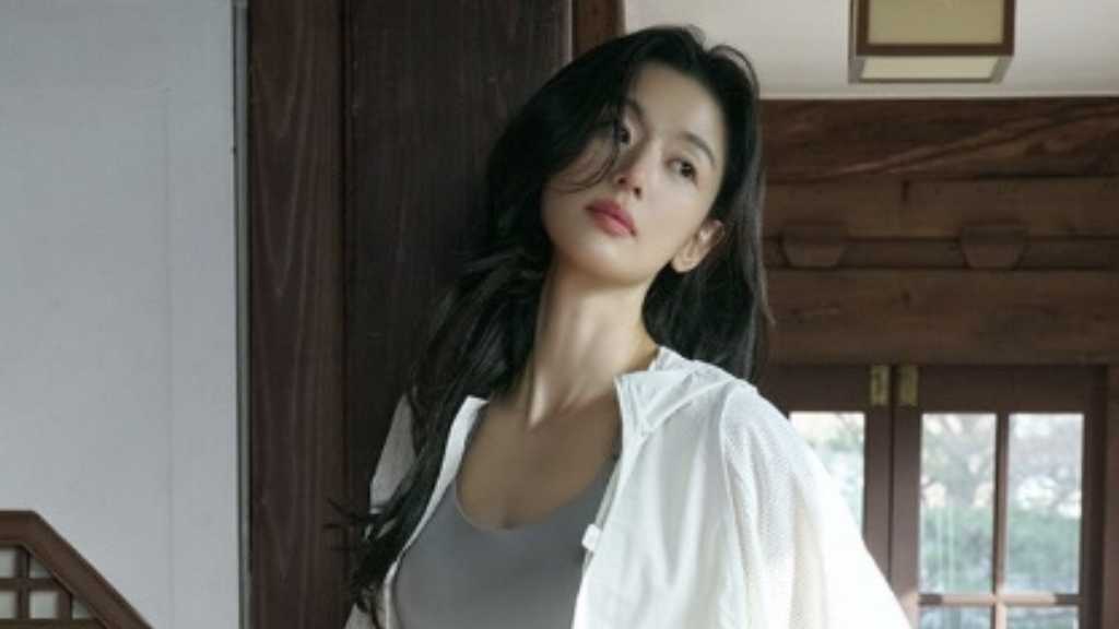 チョン・ジヒョン、本当に44歳！？美しすぎるグラビアに釘付け…スリムなボディラインに驚き