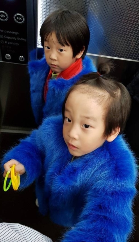 イ・フィジェの双子の息子ソオン＆ソジュンくん、ファーコートを着た姿を公開…“冬支度はOK” - Kstyle