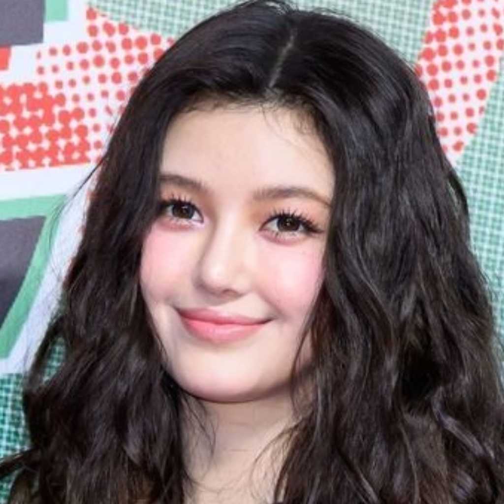 NewJeans ダニエル、作業服姿の近況をキャッチ…練炭を配るボランティア活動に参加「幸せです」