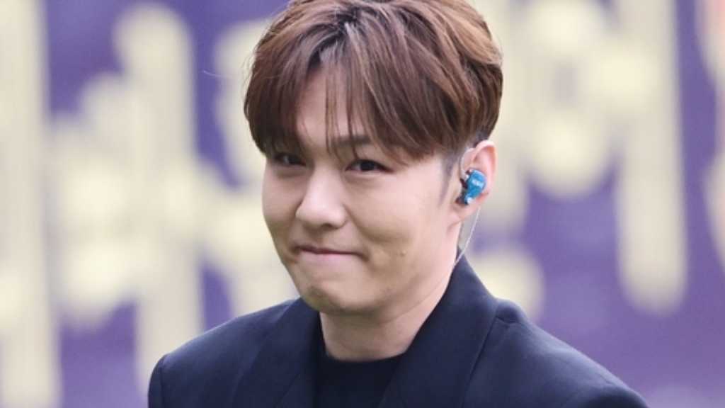 【PHOTO】BTOB チャンソプ、国歌斉唱のため野球場に登場