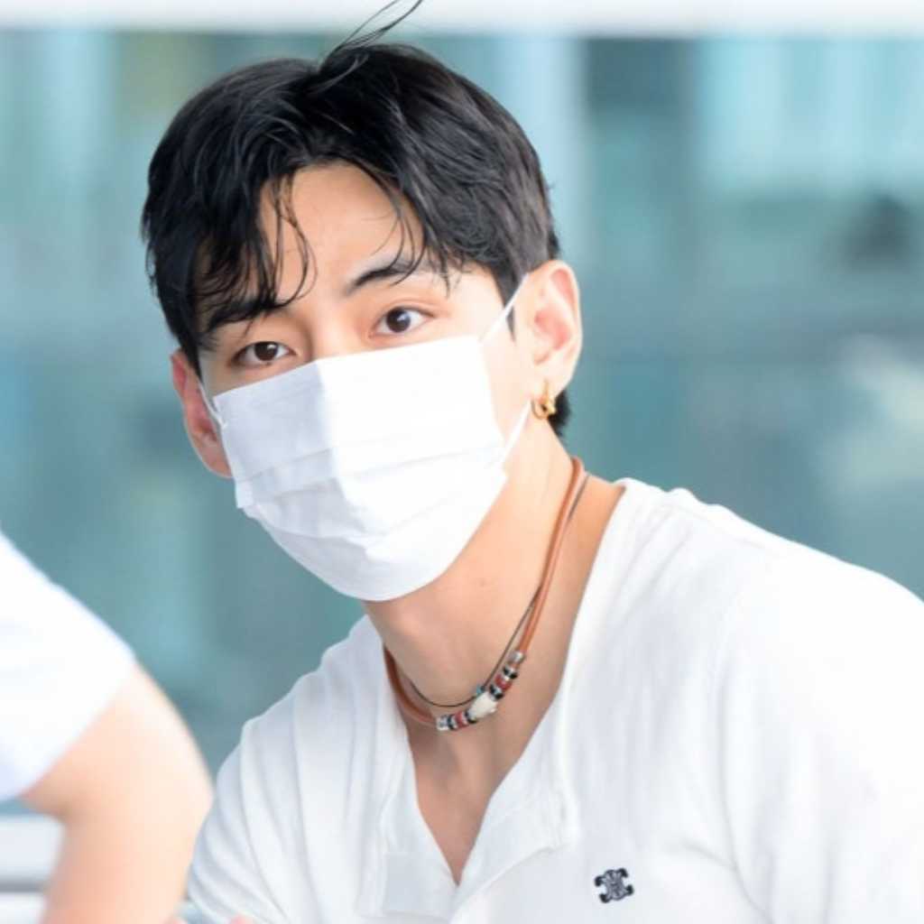 【PHOTO】BTSのV、ファッションショーのためフランスへ出国…マスクでも隠せないオーラ（動画あり）