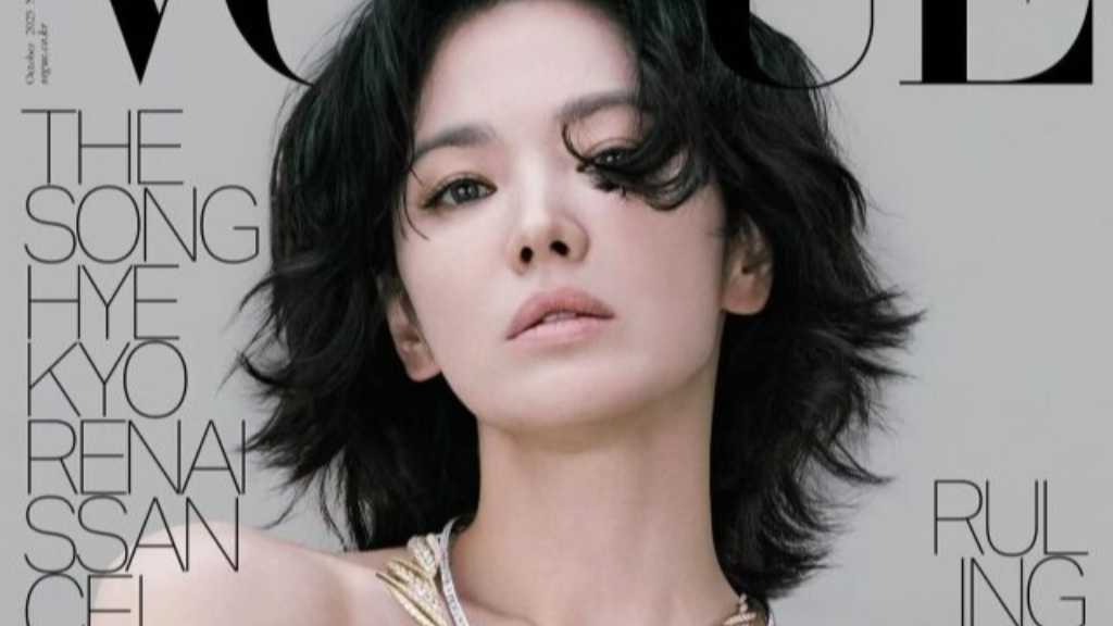 ソン・ヘギョ、変幻自在のビジュアルに反響！美デコルテあらわなドレス姿も…多彩な秋の装い披露
