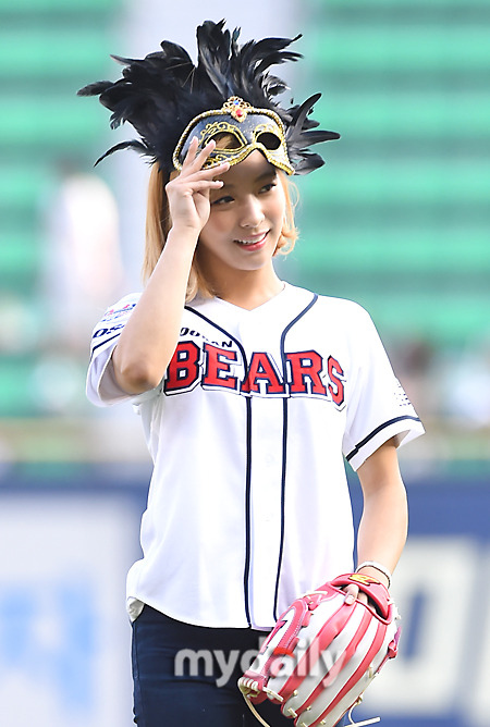 PHOTO】f(x) ルナ、韓国プロ野球史上初の覆面始球式…“美しい投球