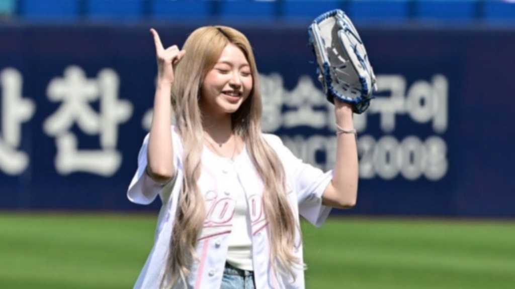 【PHOTO】KiiiKiii ハウム、始球式に登場…魅力的な笑顔