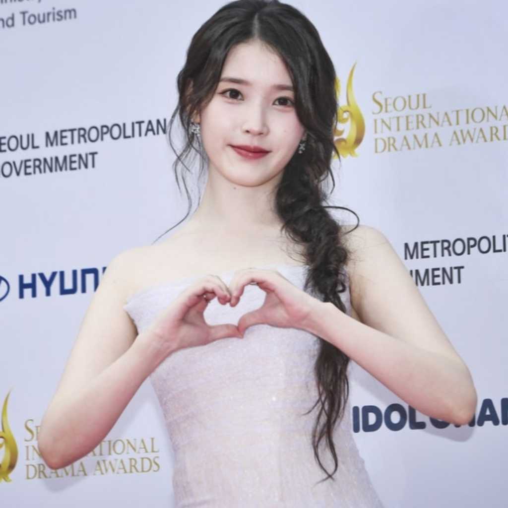 【PHOTO】IU「ソウルドラマアワード2025」レッドカーペットに登場