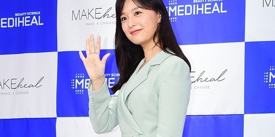 PHOTO】キム・ジウォン、ファンサイン会に出席…美しさ溢れるビジュアル