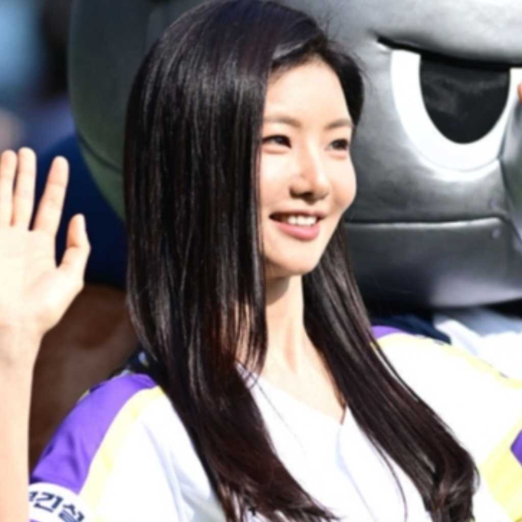 【PHOTO】イ・セヒ、始球式に登場…可愛らしいユニフォーム姿