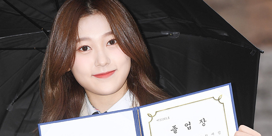 PHOTO】今月の少女（LOONA） チェリ、高校の卒業式に出席