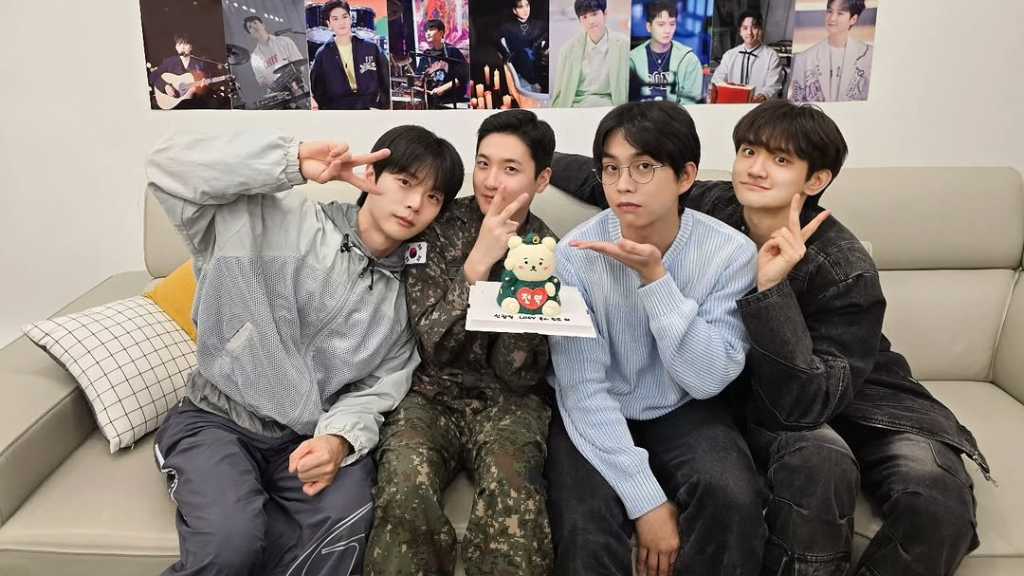 LUCY シン・グァンイル、本日（3/1）除隊！メンバーとお祝いの円陣も…生配信でファンに挨拶（動画あり）