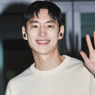 【PHOTO】イ・ジェフン、ファンミーティングのためフィリピンへ出国…爽やかな笑顔