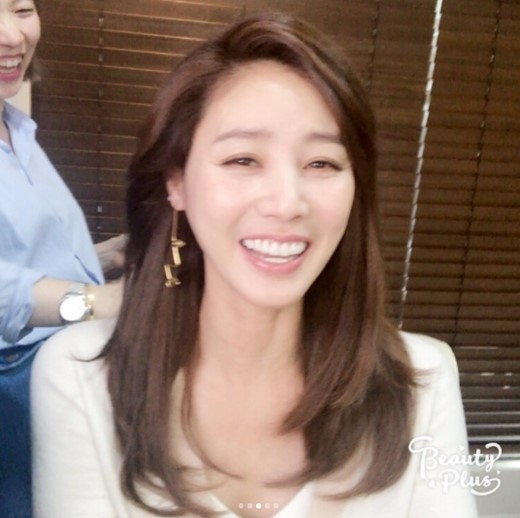 本当に50代 キム ソンリョン 若々しい魅力あふれるセルフショットを公開 女神のよう Kstyle