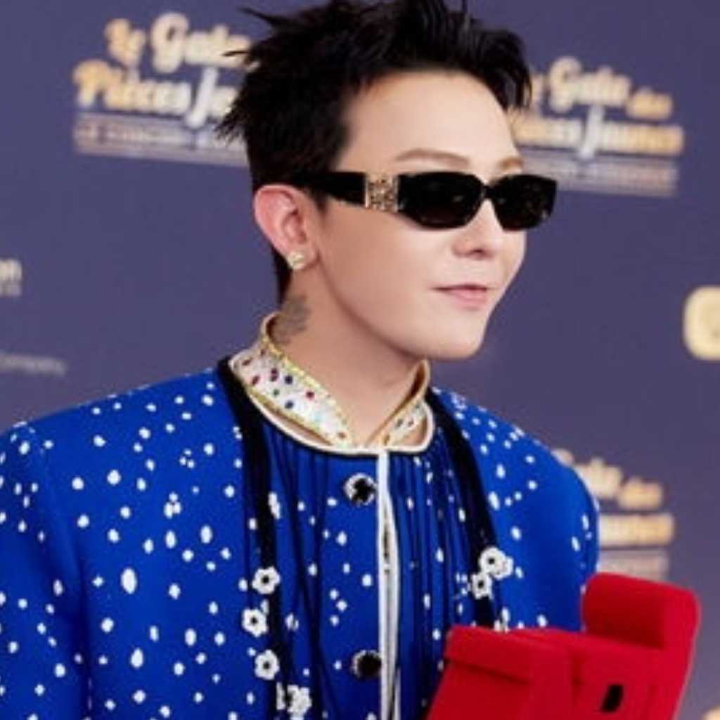 G-DRAGON、パリのチャリティイベントでコラボステージを披露！センスあふれる衣装も話題に