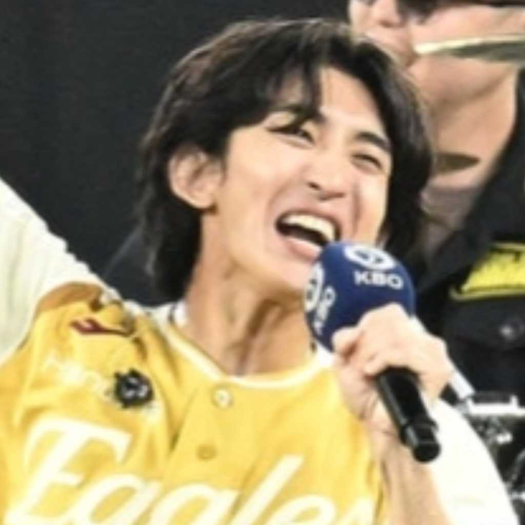 【PHOTO】Jannabi＆イ・ムジン、韓国プロ野球のオールスター戦で祝賀公演を披露