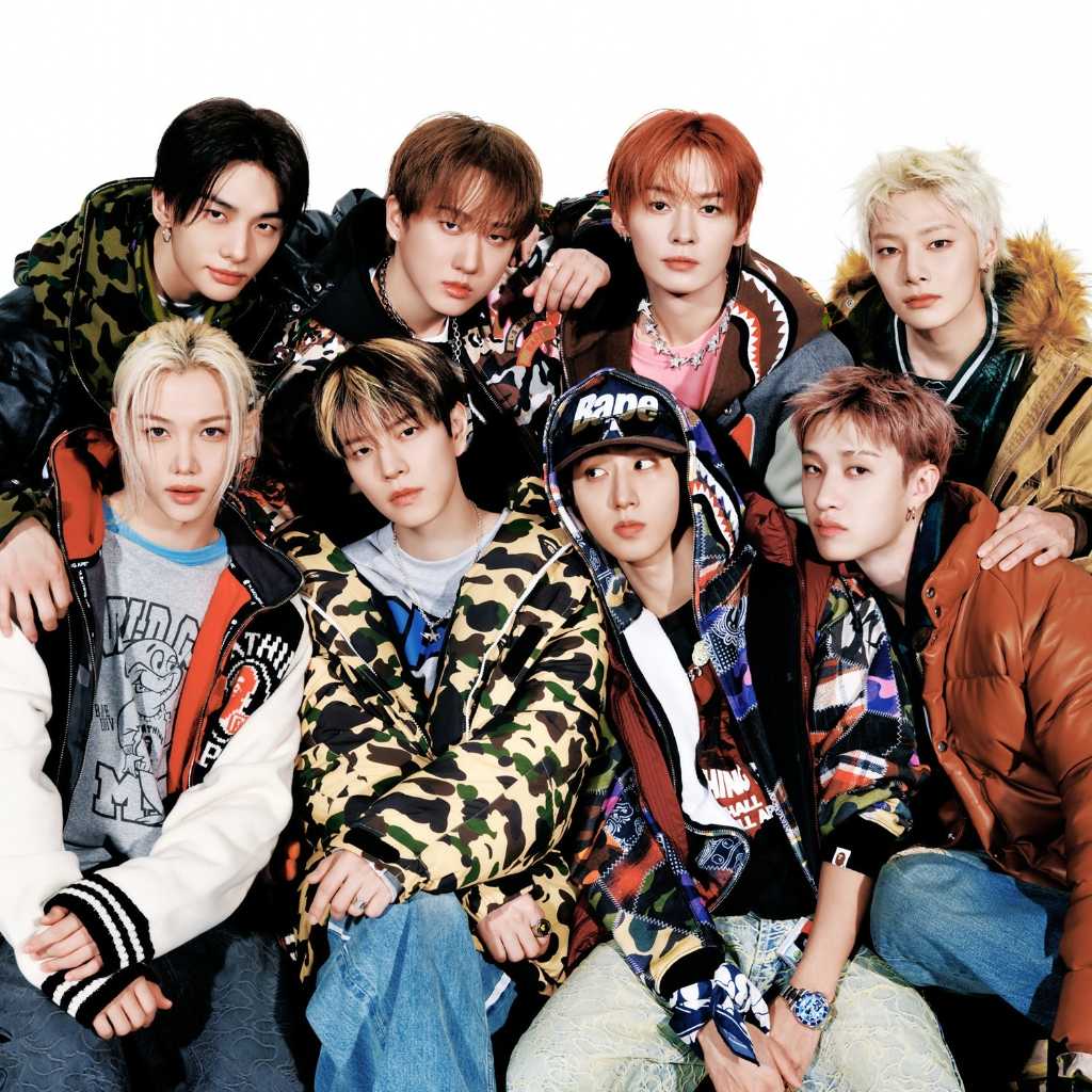 Stray Kids、原宿発ブランド「BAPE」とコラボ!ソウル旗艦店にメンバー全員が来店…クレーンゲーム機がモチーフのフォトスポットも